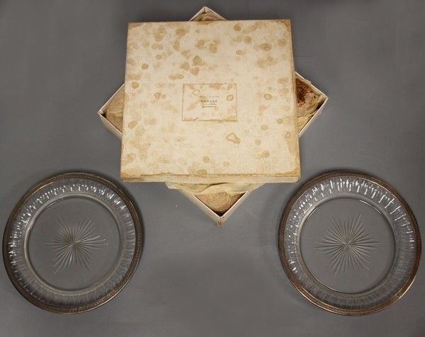 PAIRE D'ASSIETTES en cristal taillé de raies-de-cœur...