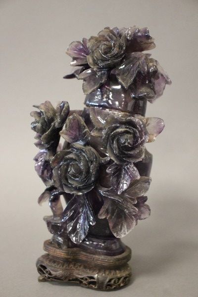 VASE couvert en améthyste sculpté de fleurs,...