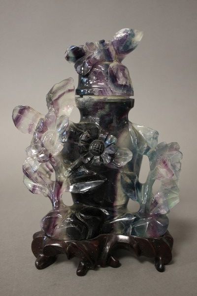 VASE couvert en quartz fluor sculpté de fleurs,...