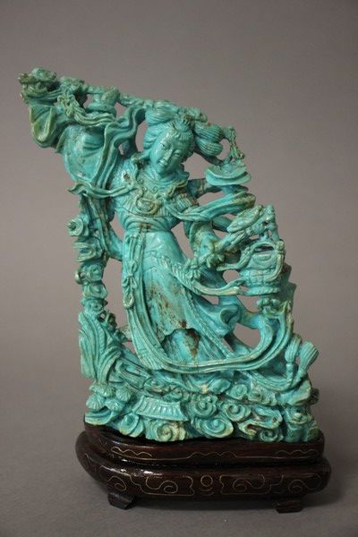 DIVINITÉ avec divers attributs, en turquoise...