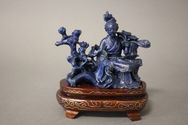 GWANIN avec branchage fleuri, en lapis-lazuli...