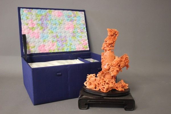 GRAND CORAIL rose orangé sculpté, représentant...
