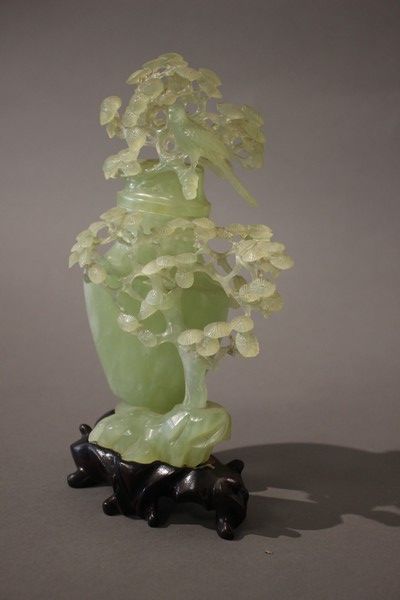 VASE balustre orné d'un oiseau branché dans...