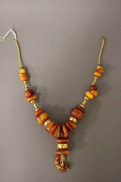 IMPORTANT COLLIER en perles de métal doré...