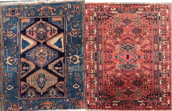 DEUX TAPIS en laine polychrome à motifs géométriques...