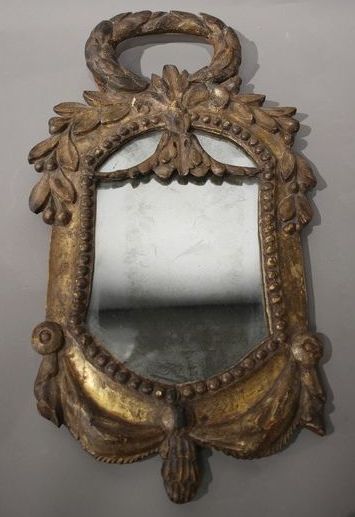 MIROIR de forme chantournée, pouvant formé...