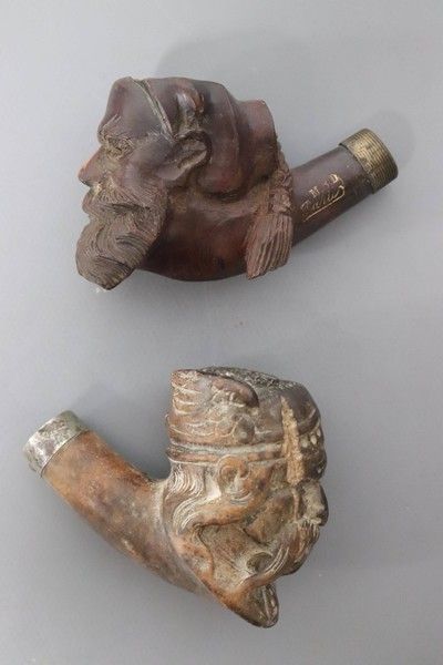 DEUX FOYERS DE PIPES en bois sculpté représentant...
