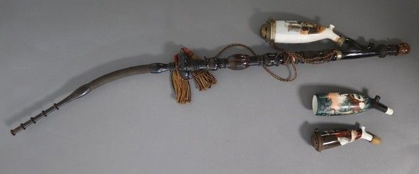 TROIS FOYERS DE PIPE en porcelaine émaillée...