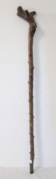CANNE monoxyle en bois à poignée sculptée...
