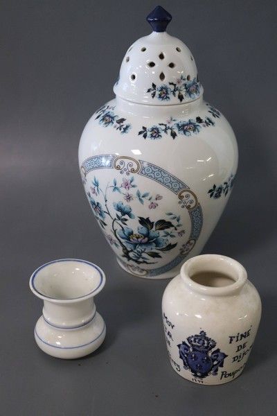 VASE couvert formant pot-pourri en porcelaine...