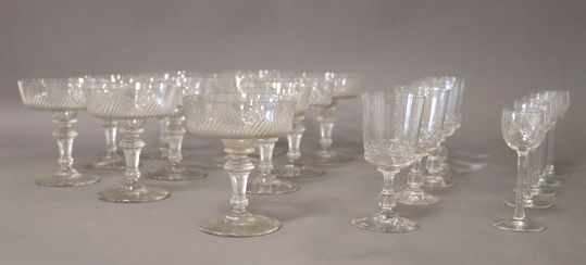 ONZE COUPES A CHAMPAGNE en cristal taillé...