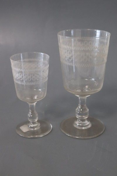 SERVICE DE VERRES en cristal taillé sur pieds...