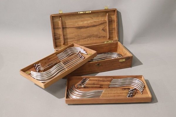 COFFRET en noyer comprenant 37 sondes de...