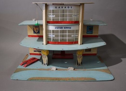 STATION SERVICE ESSO en papier et carton...