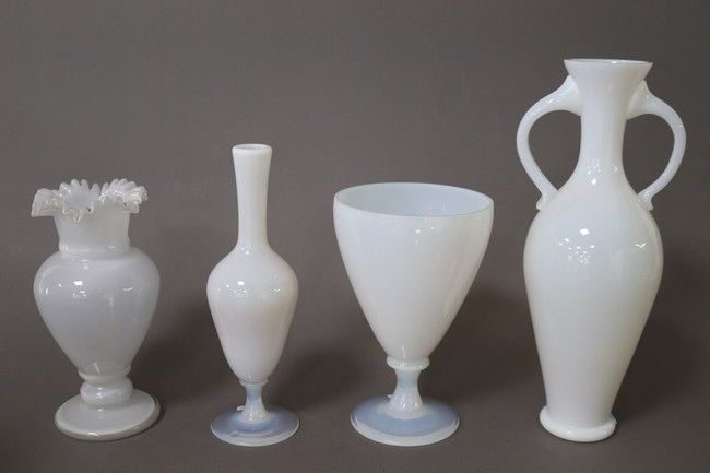 QUATRE VASES en opaline blanche comprenant...