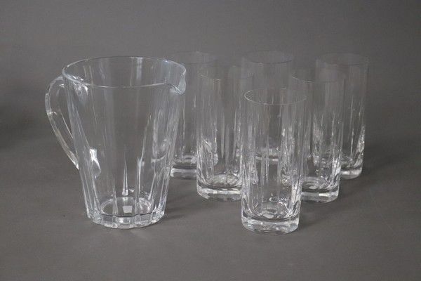 SIX VERRES GOBELETS en cristal moulé à pans...
