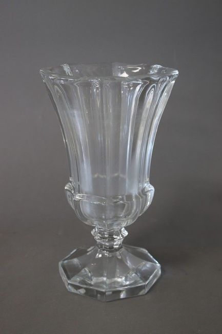 VASE type Médicis en cristal moulé, marqué...
