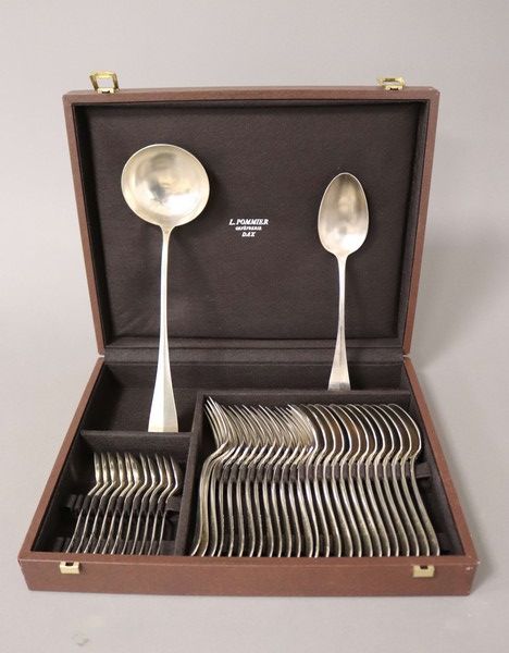 MÉNAGÈRE en métal argenté modèle à baguette...