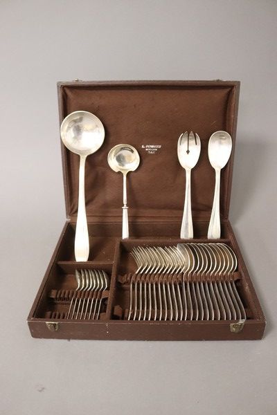 MÉNAGÈRE en métal argenté modèle à filets...