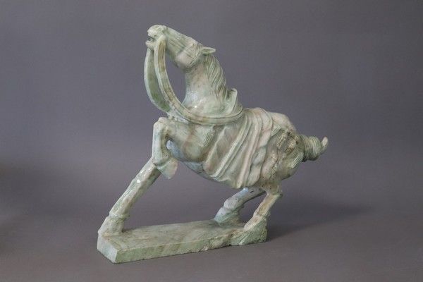 IMPORTANT CHEVAL harnaché et cabré en jadéite...