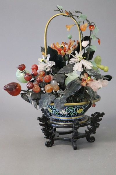 PANIER en bronze et émaux cloisonnés de fleurs...