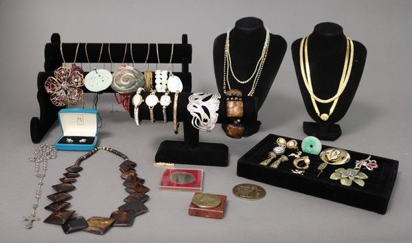 IMPORTANT LOT DE BIJOUX FANTAISIES comprenant...