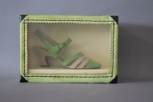 CHAUSSURE A TALON MINIATURE en cuir vert...