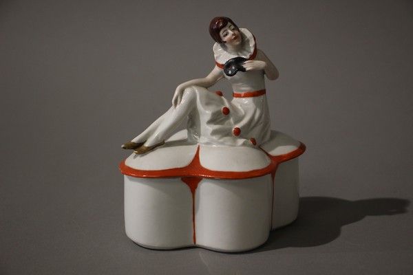 BOÎTE COUVERTE de forme polylobée en porcelaine...