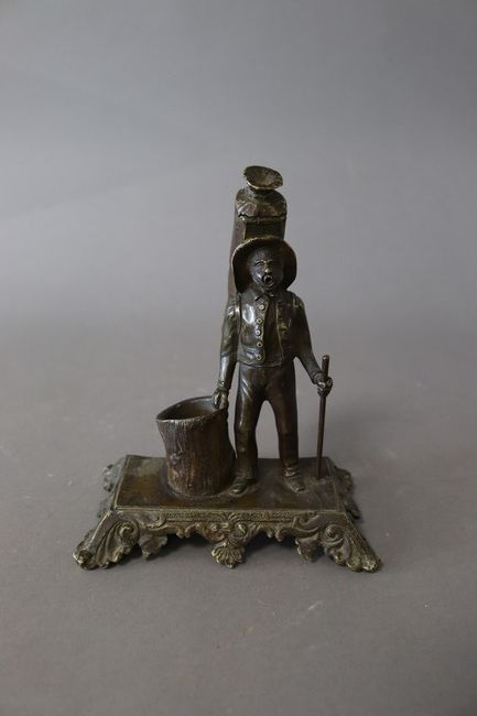 ENCRIER PORTE-PLUME en bronze à patine brune...