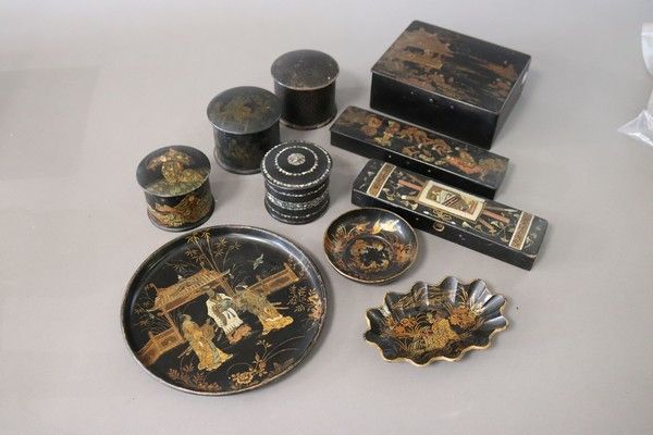 ENSEMBLE de DIX OBJETS en laque comprenant...