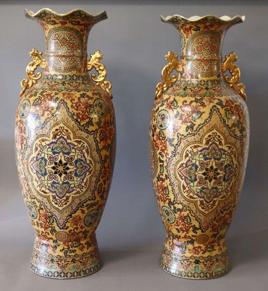 PAIRE D'IMPORTANTS VASES de forme balustre...