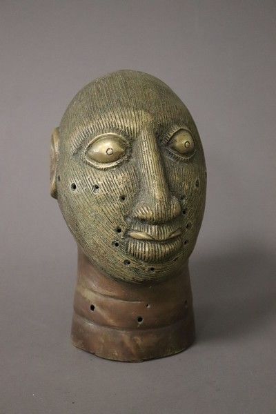 TÊTE DE SOUVERAIN en bronze dans le goût...