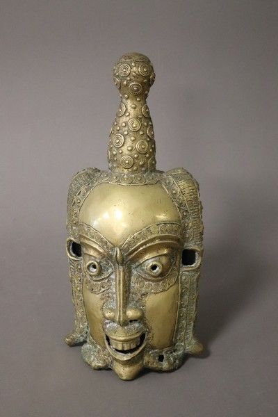 TËTE DE SOUVERAINE en bronze, à coiffe proéminente,...