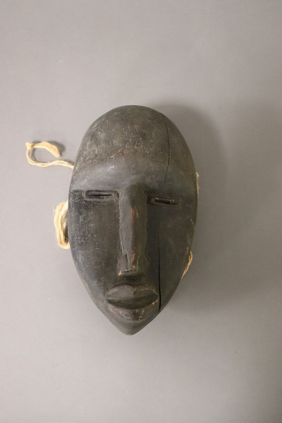 PETIT MASQUE en bois à yeux rectangulair...