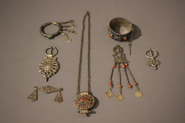 ENSEMBLE D'ÉLEMENTS DE PARURE comprenant...