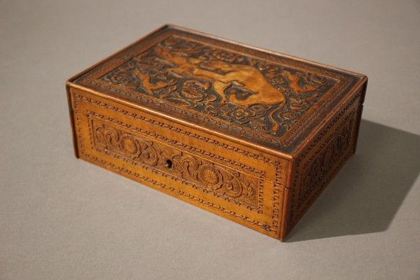 BOÎTE RECTANGULAIRE en bois sculpté, le couvercle...