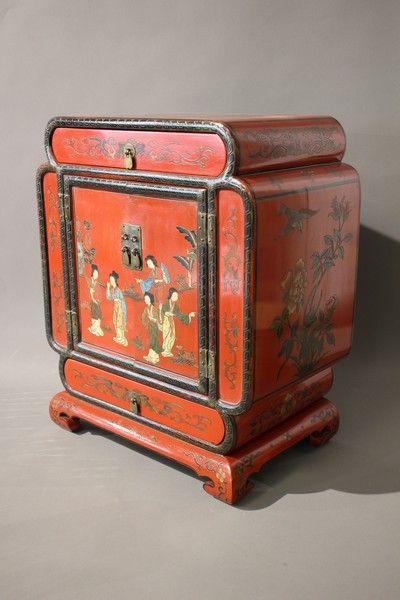 PETIT CABINET carré en laque rouge dans le...