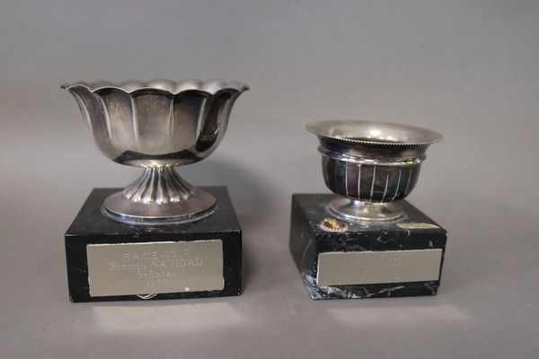 COUPE DE RÉCOMPENSE, à bord chantourné et...