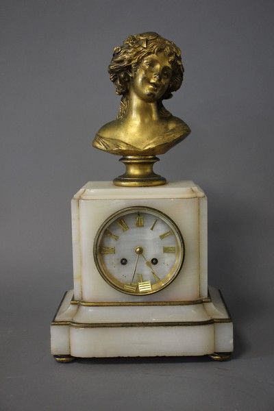 PENDULE borne en marbre blanc, surmontée...