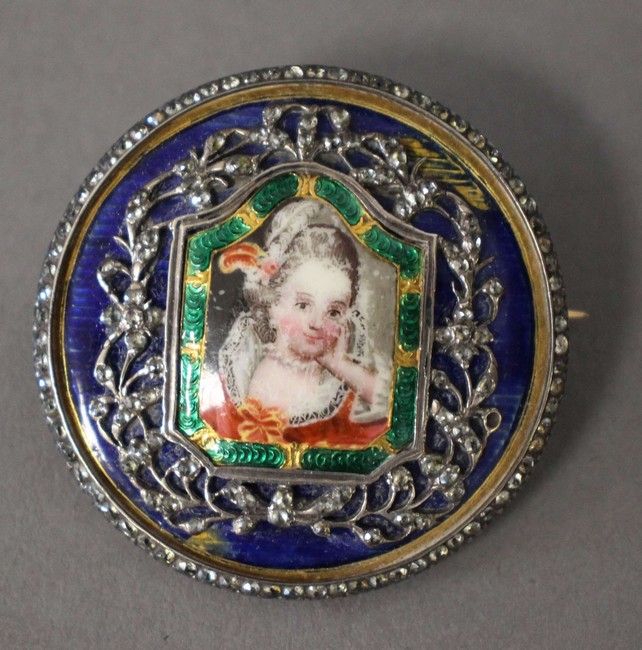 BROCHE circulaire en or jaune et argent,...