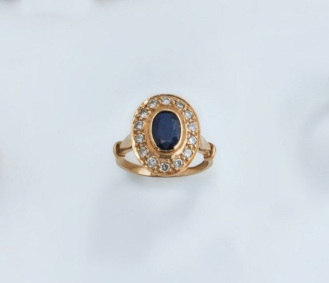 BAGUE en or jaune (750 ) sertie d'un saphir...