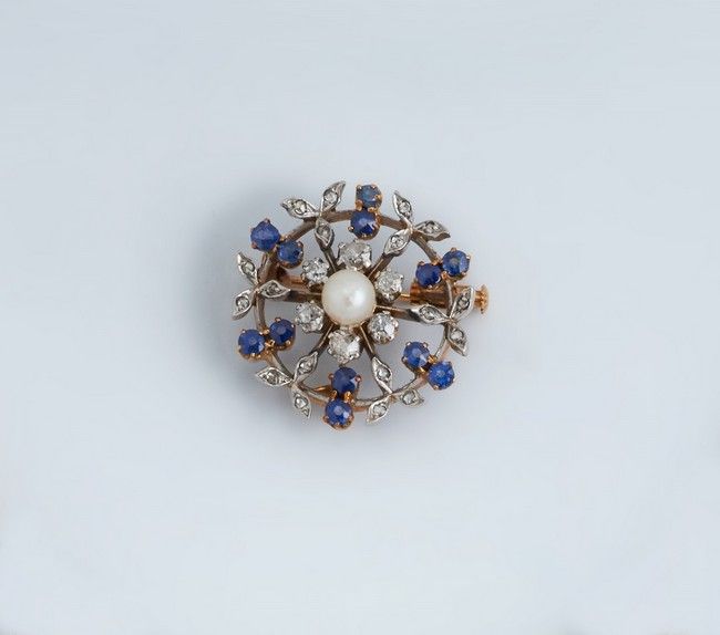 PETITE BROCHE ROSACE en or (750) centrée...
