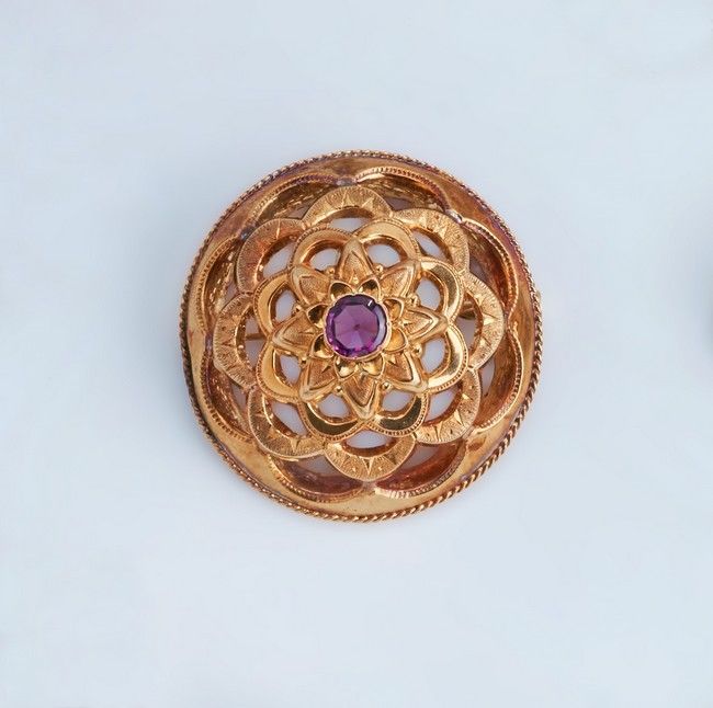 BROCHE RONDE en or jaune (750) en dôme ajouré...