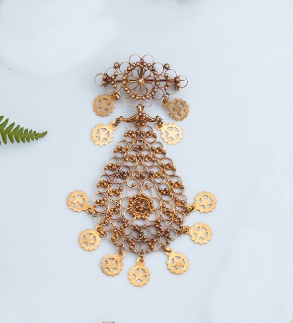 BROCHE PAMPILLES en or jaune (750) à motifs...