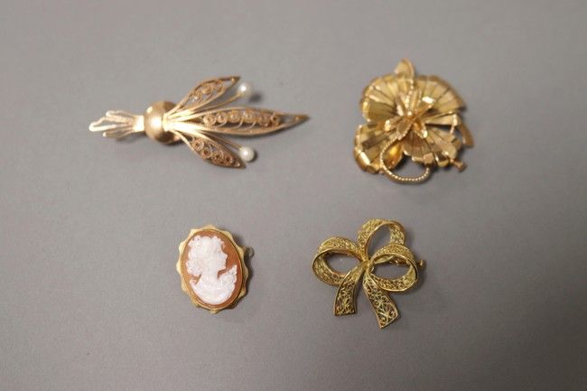 ENSEMBLE DE TROIS BROCHES en or (750) dont...