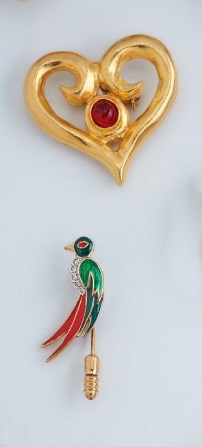 BROCHE COEUR et BROCHE OISEAU en métal doré...