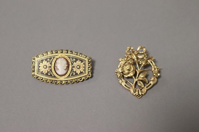 DEUX BROCHES anciennes en métal doré, camée...