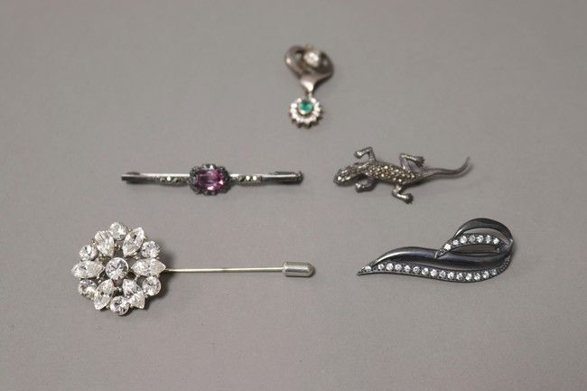ENSEMBLE DE TROIS BROCHES en métal argenté...