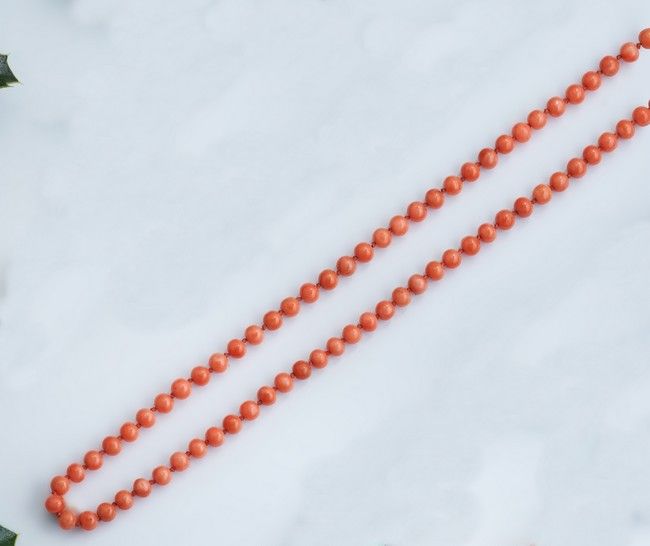 SAUTOIR en billes de corail orange sur fermoir...