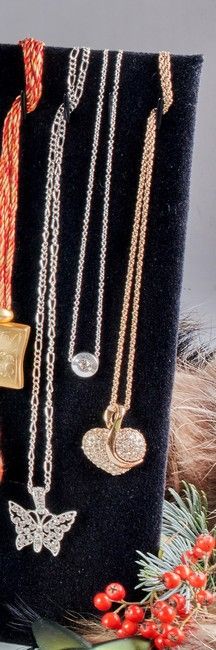 TROIS COLLIERS en métal argenté et métal...